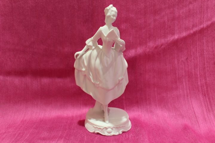 Escultura Feminina Figura Nobre em Biscuit Vista Alegre 1947