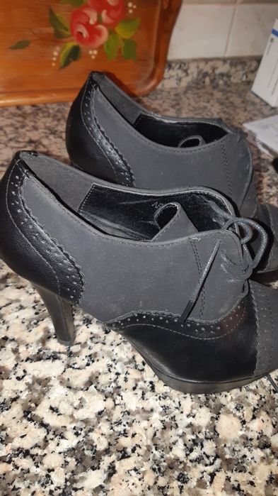 Sapatos pretos  novos