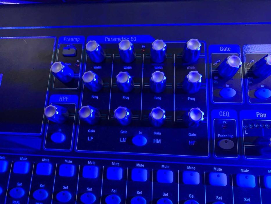 Цифровий мікшерний пульт Allen Heath Qu-24C