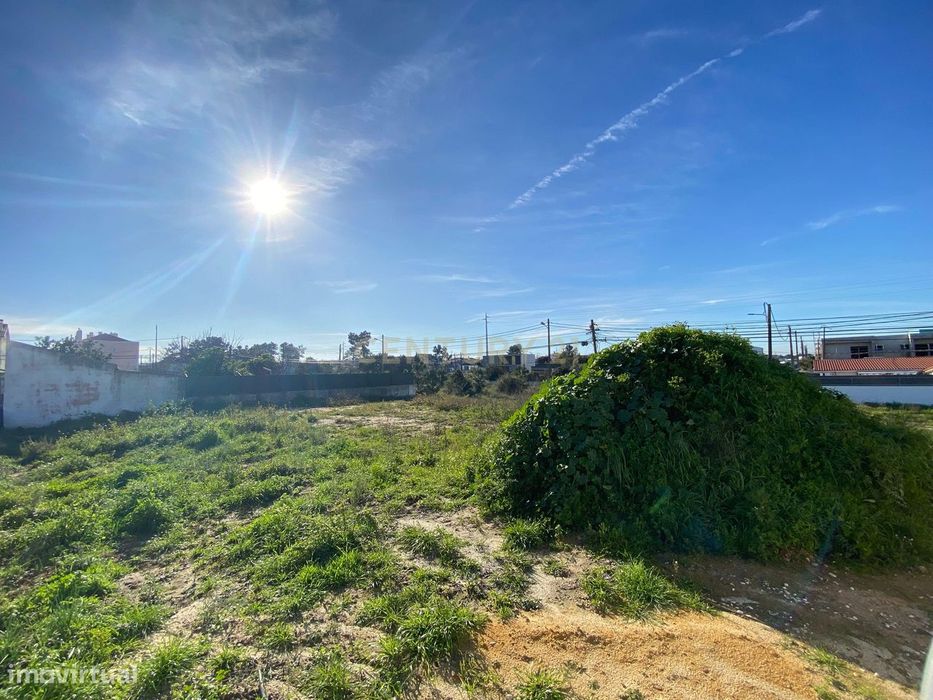 Terreno urbano com 322 m2 no Pinhal General em Fernão Ferro