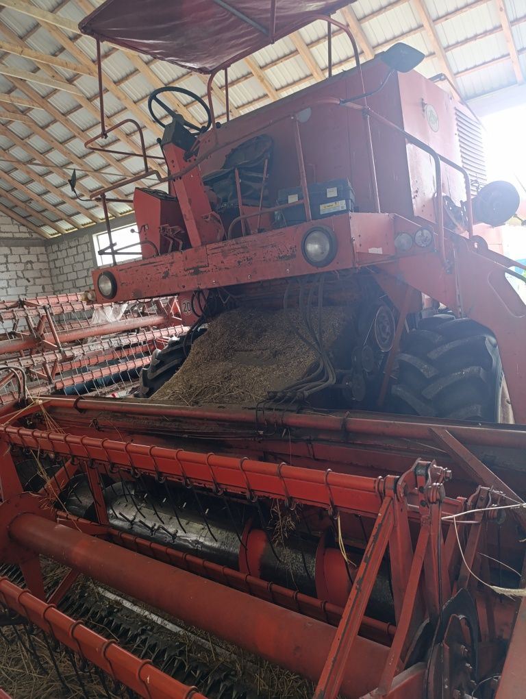 Kombajn zbożowy Bizon Z056