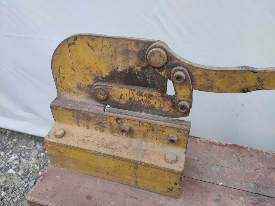 Nożyce stołowe gilotynowe do blachy.