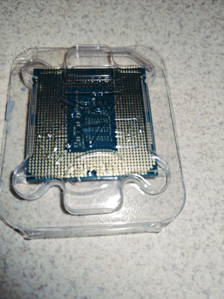 Intel Xeon 1246v3 з вбудованим відеоядром, аналог i7 4770.