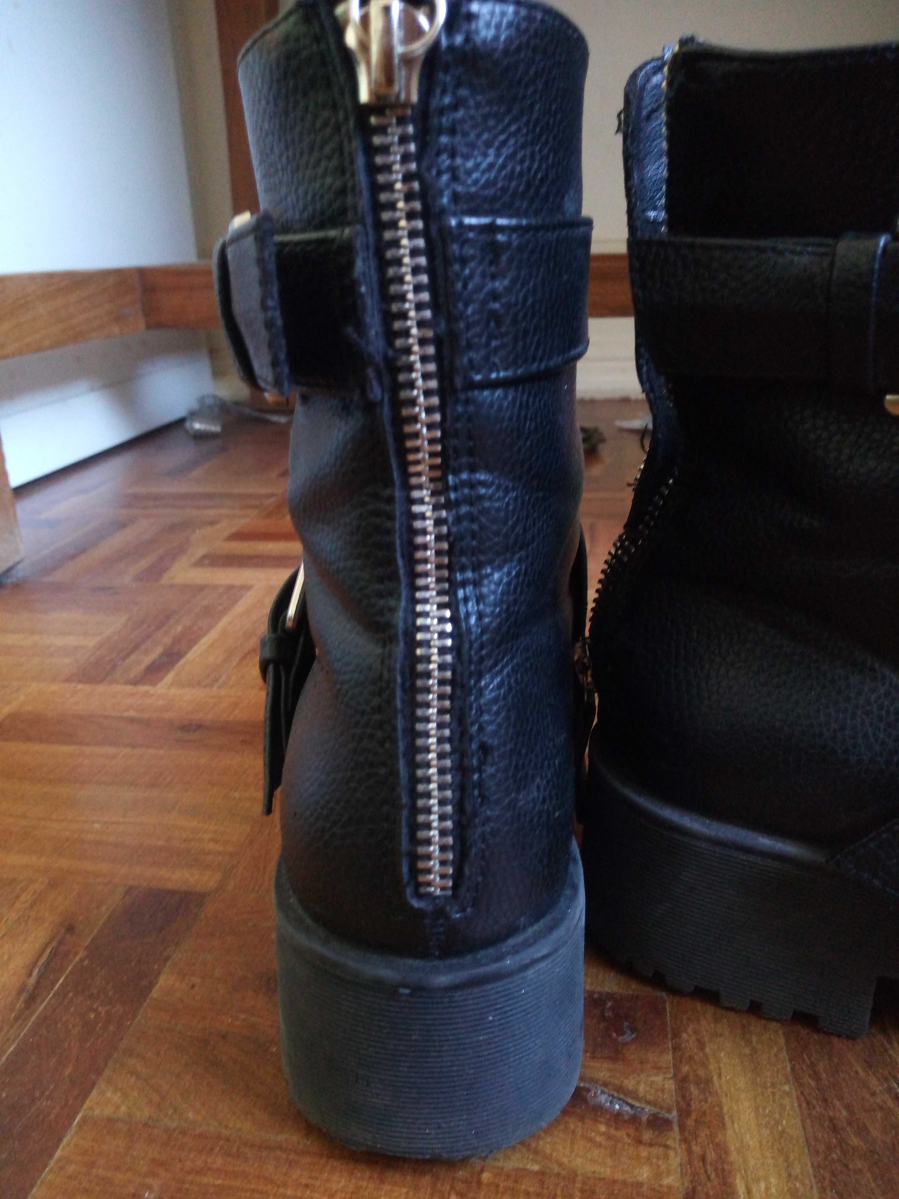 Botas pretas com fechadura ZIP