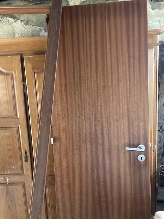 Porta de madeira macica com aro