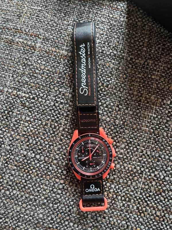 Omega Swatch SO33O100 – Lava w Metalicznym Odcieniu