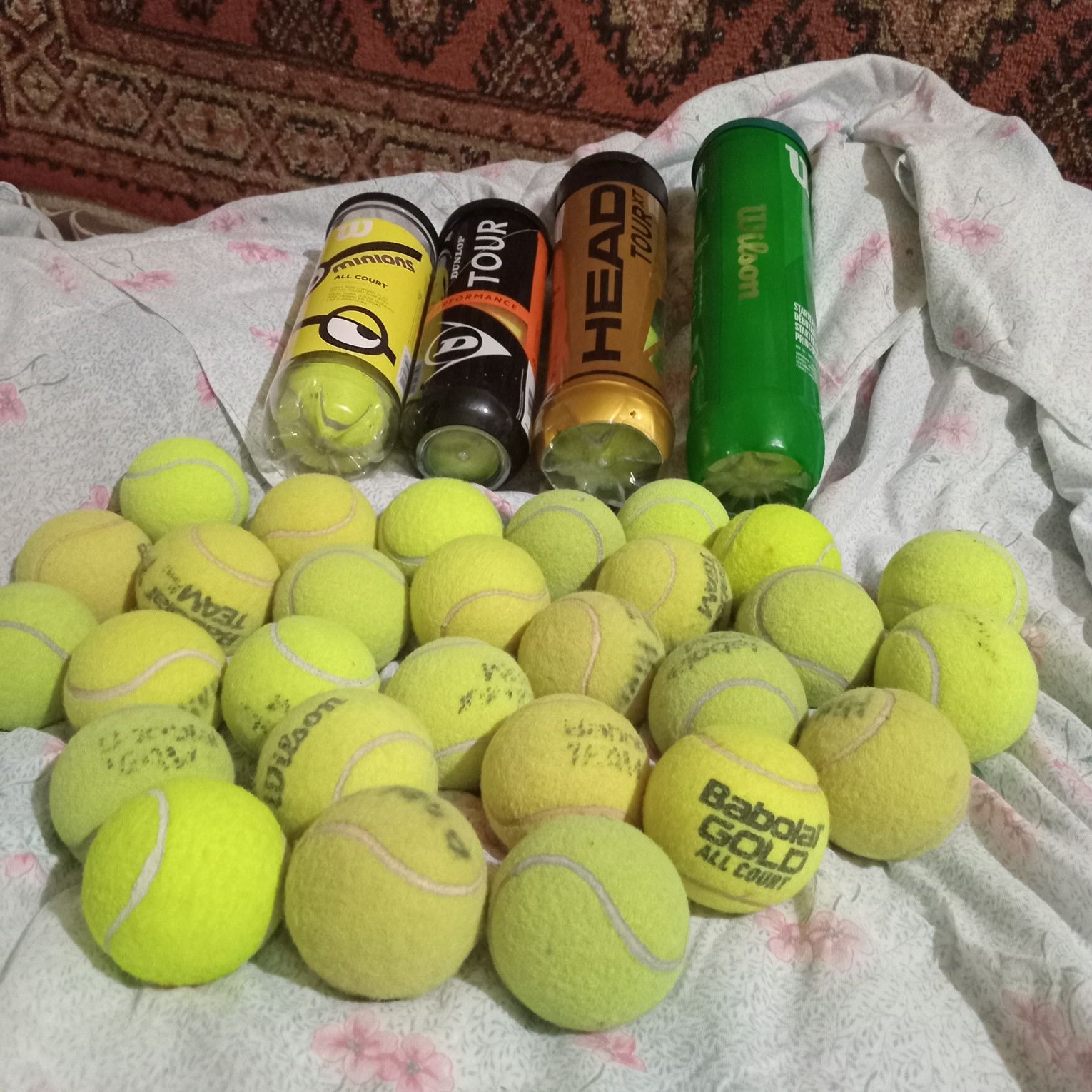 Подарок для любителей тениса ,много фирменных мячиков