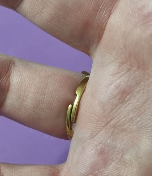 Anel dourado, em açol, com borboleta branca esmaltada. Ajustável