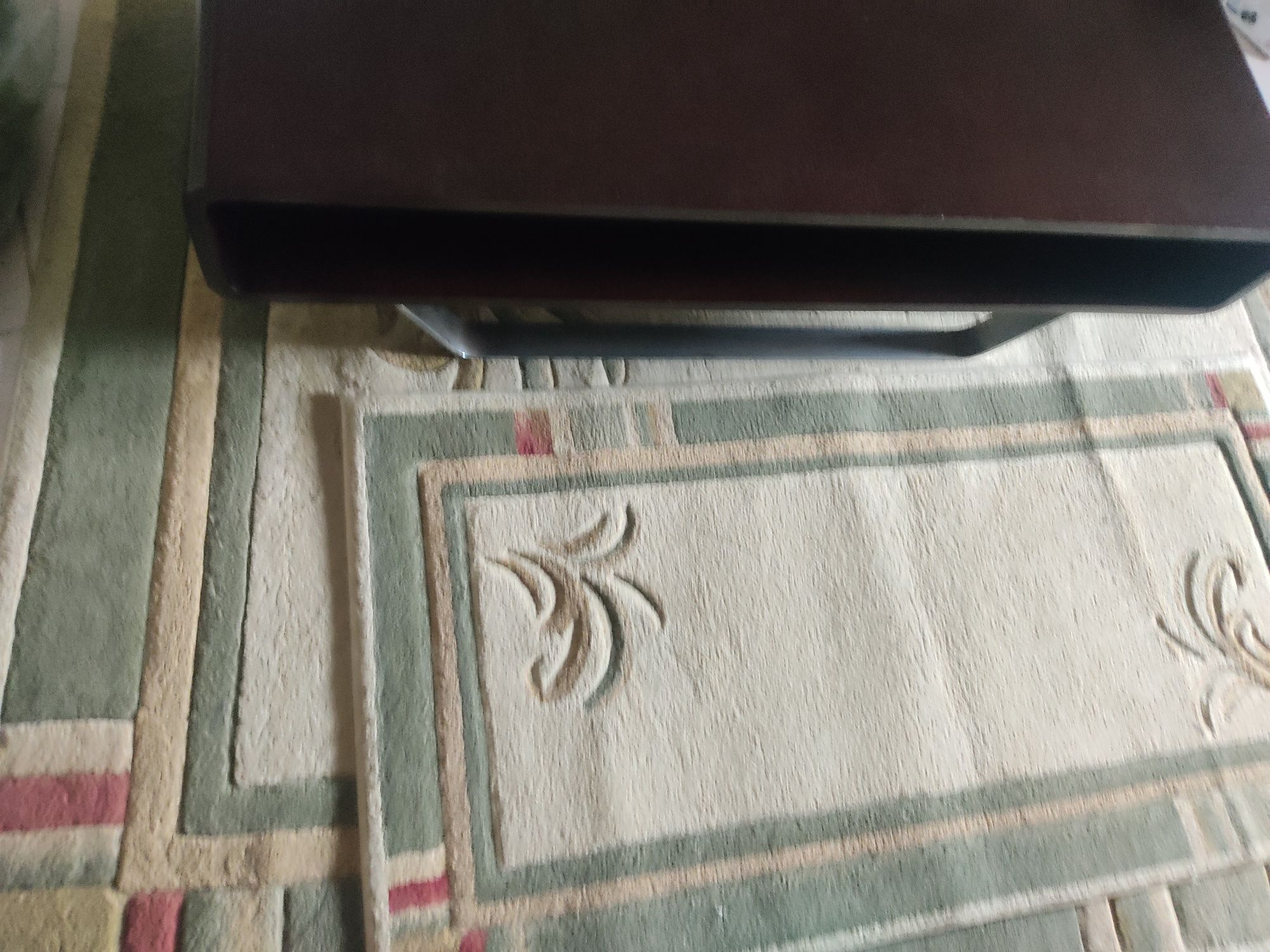 Conjunto de mesa de centro e carpetes de sala