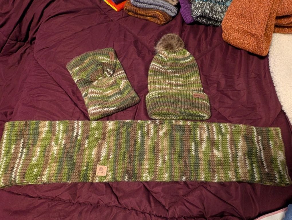 Gorros, cachecóis e bandelettes feitos à mão