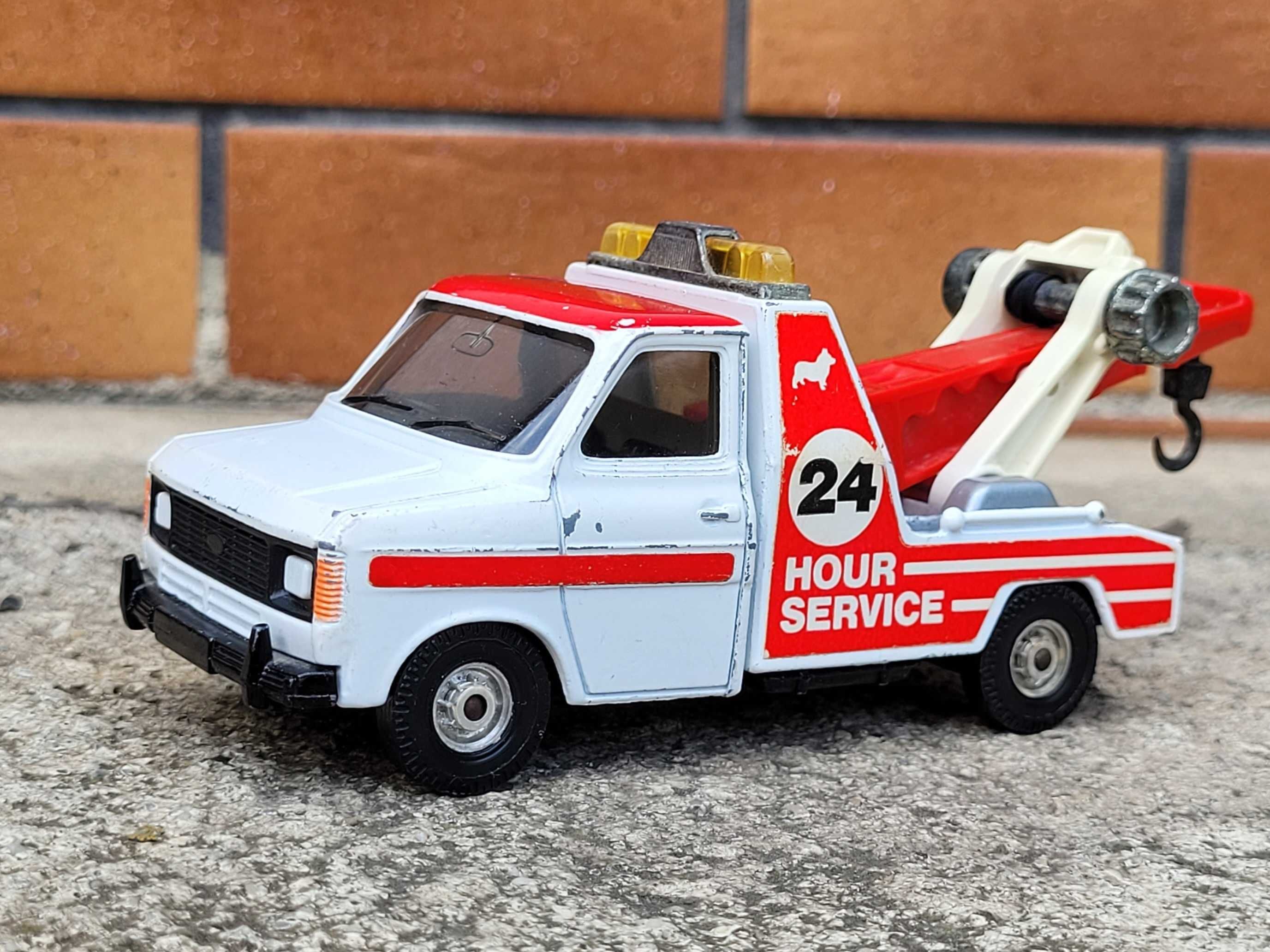 Kolekcja modeli Ford Transit Corgi holownik laweta modele 1:36