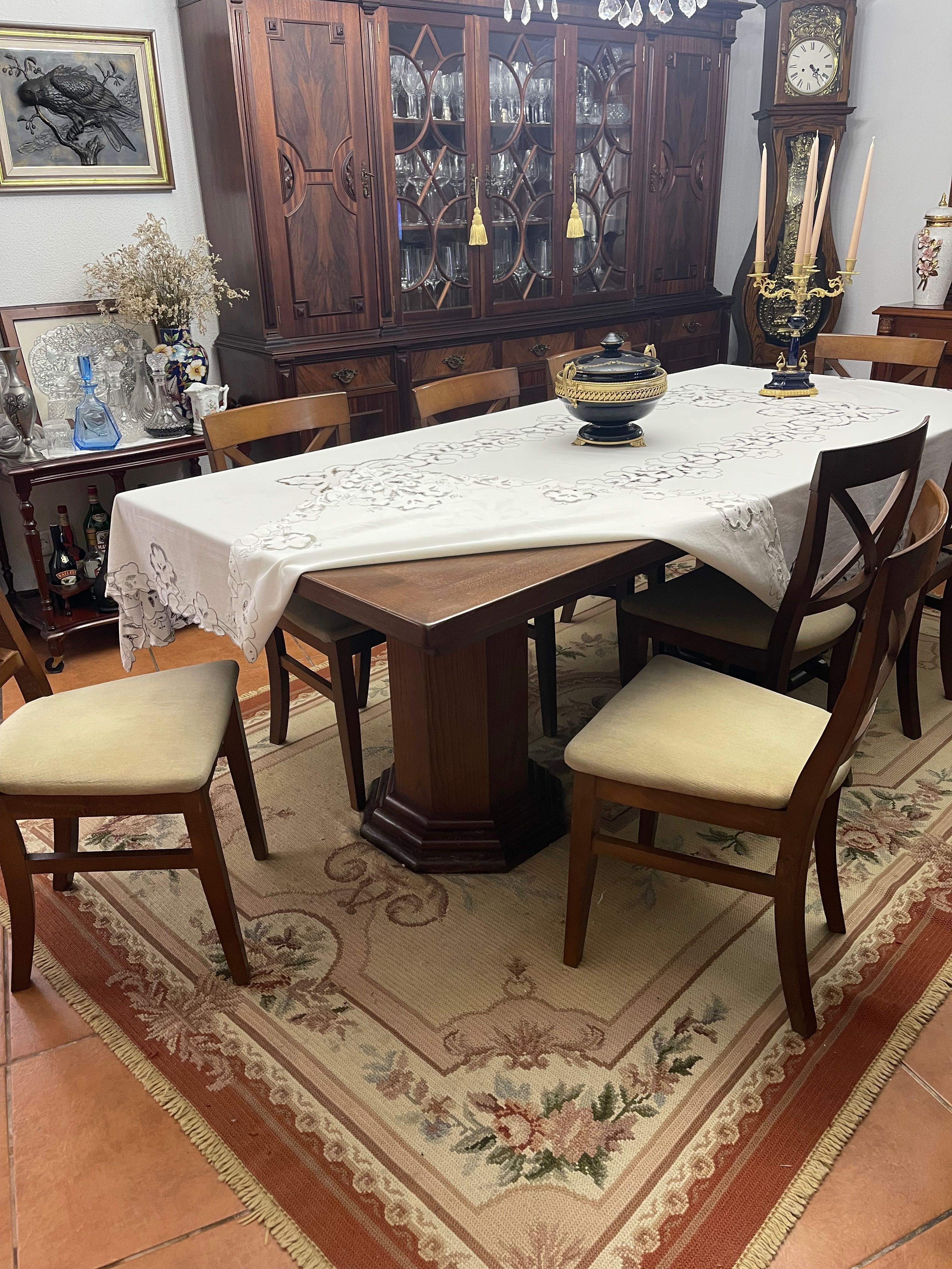 Mesas de jantar e 8 cadeiras