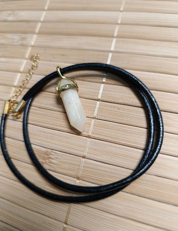 Fio de cabedal com pingente em cristal de quartzo