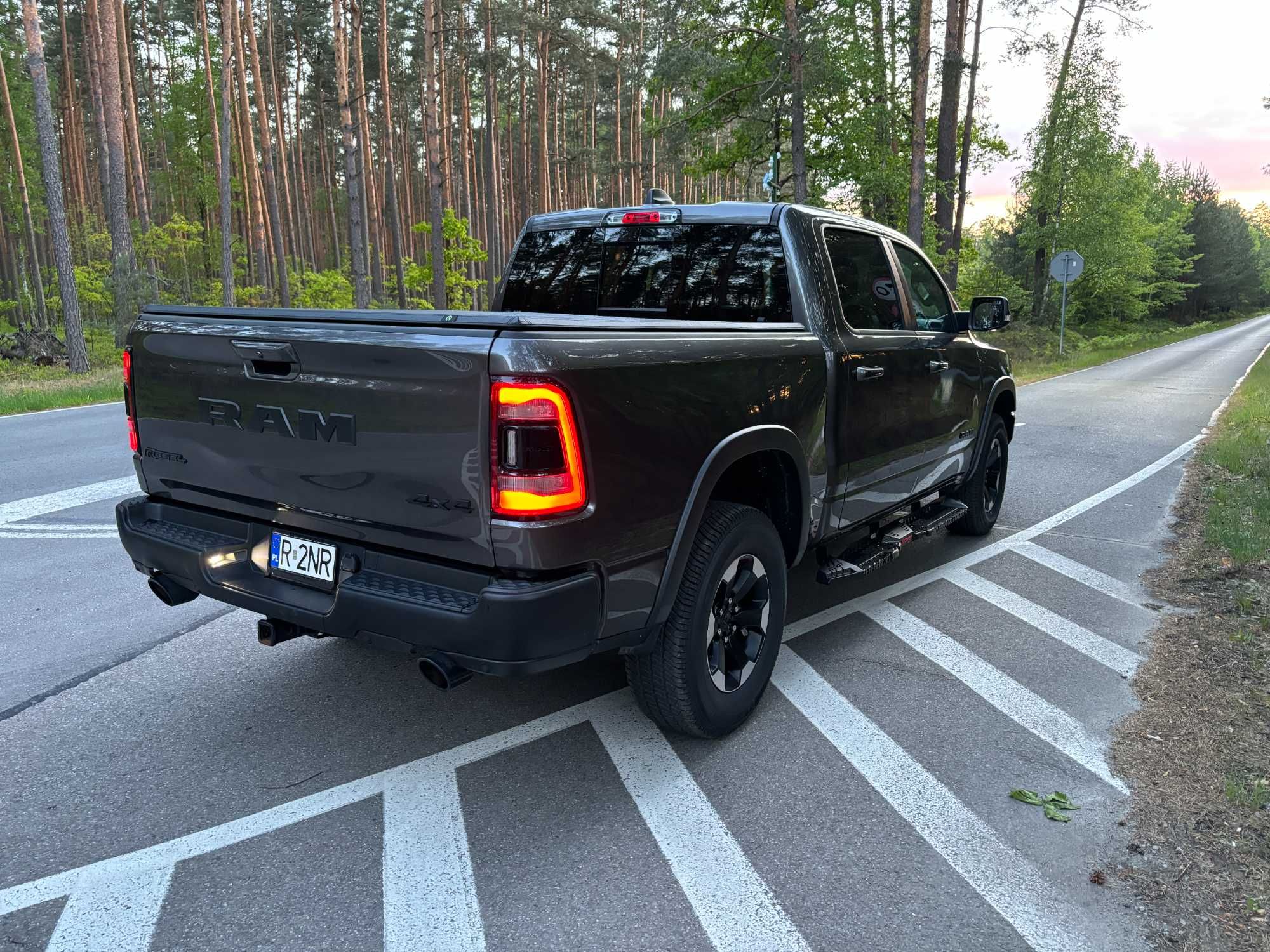 Ram 1500 Rebel 5.7 Hemi eTorque 401 KM 2020r 87 tyskm 4x4 Pneumatyka