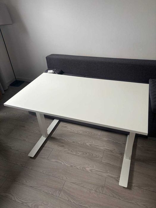 Białe regulowane biurko Ikea Skarsta Trotten 120 cm x 70 cm