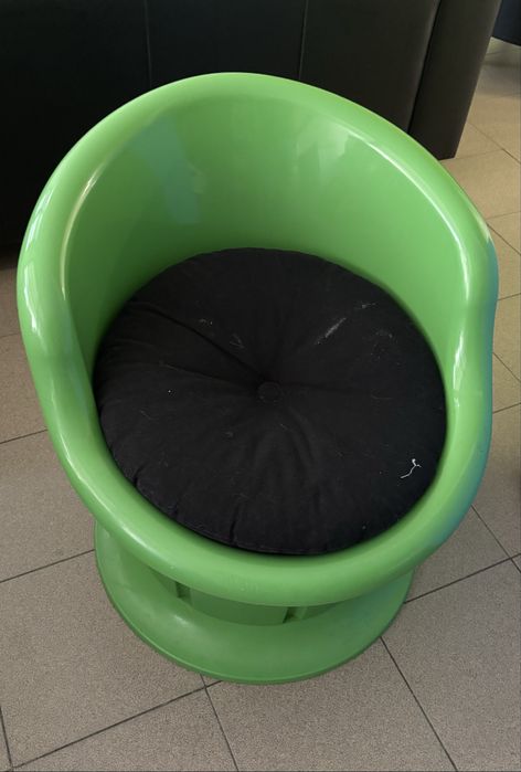 Poltrona de plastico verde com almofada
