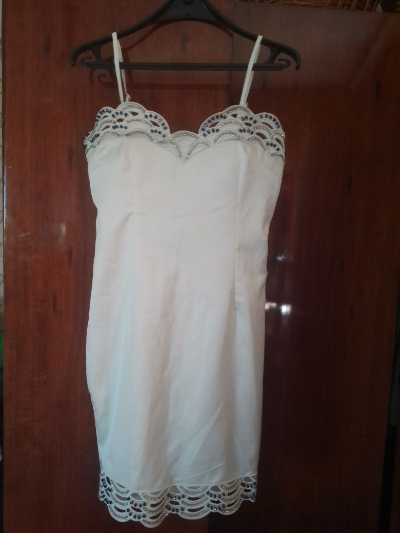 Продам белое платье со стразами размер М