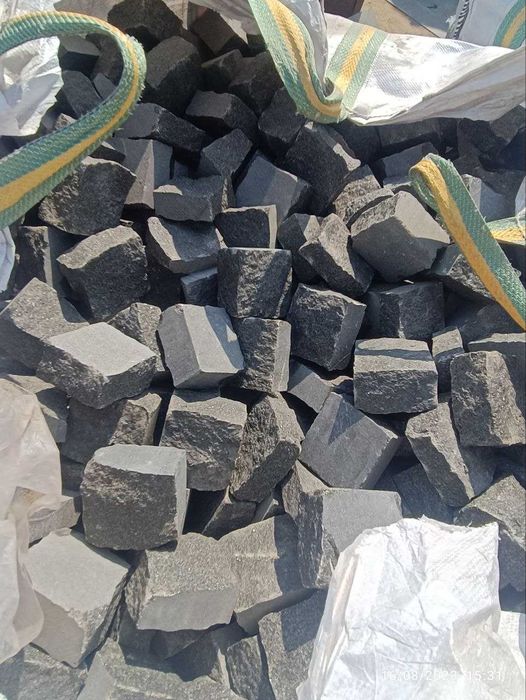 Бруківка колота, граніт, коцка, габбро.