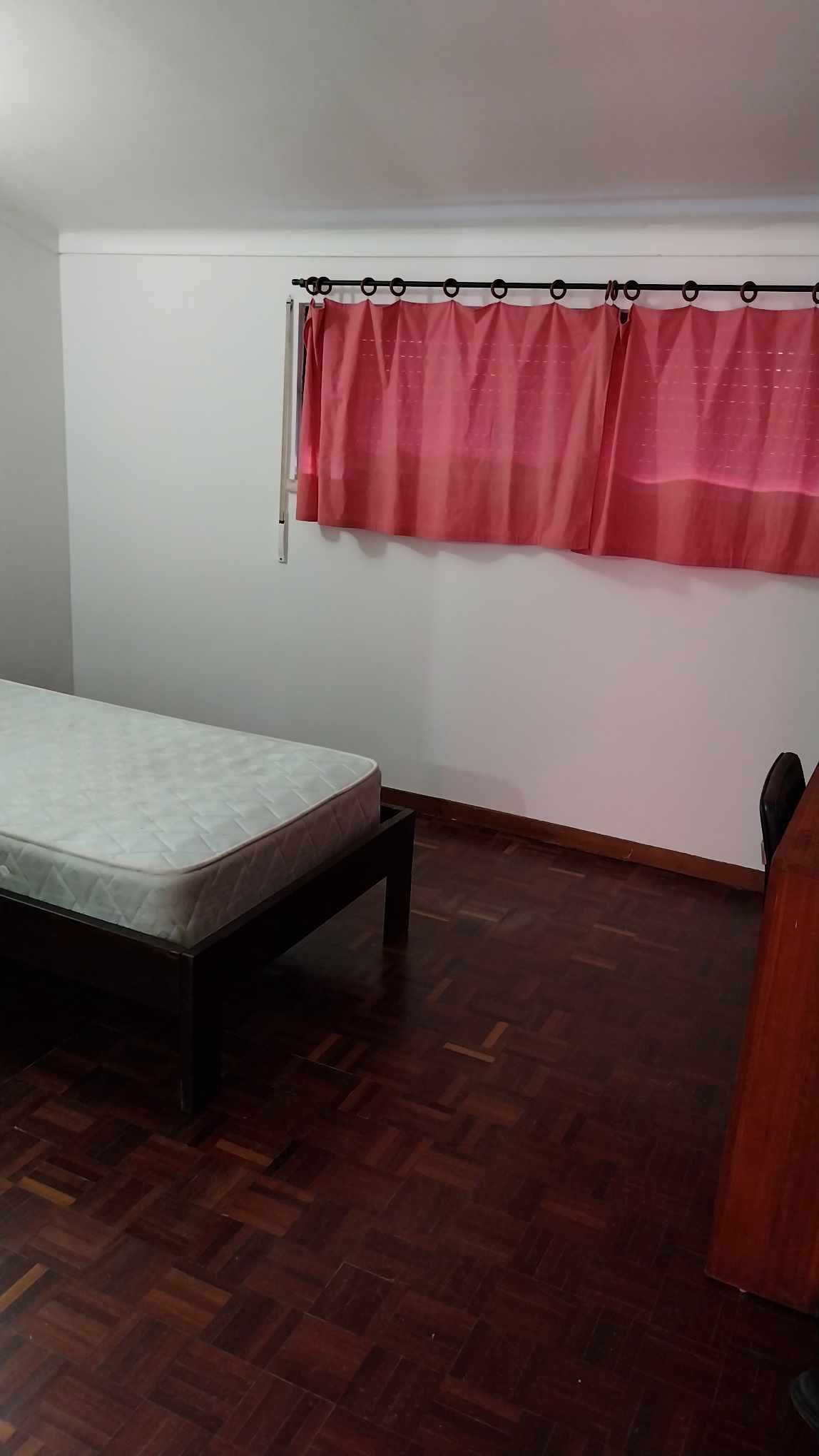 Arrenda-se Quarto