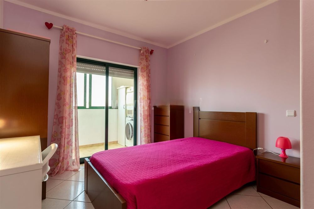 Mobilia de Quarto de solteiro com cama, guarda fato,comoda e mesa de c