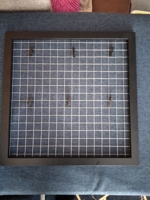 Czarna ramka w kratę ze spinaczami