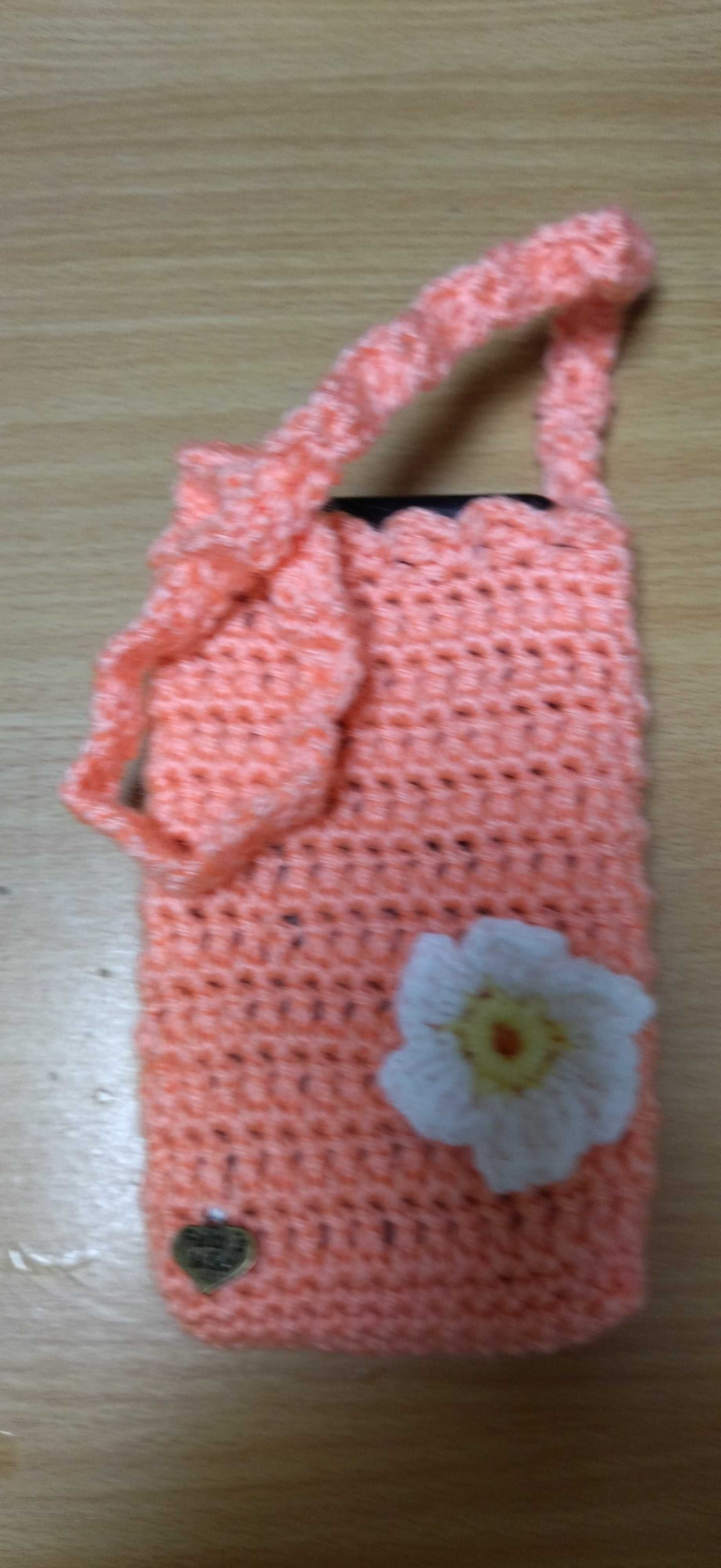 Bolsa para tm ou cartão da escola em crochet cor salmão com margarida