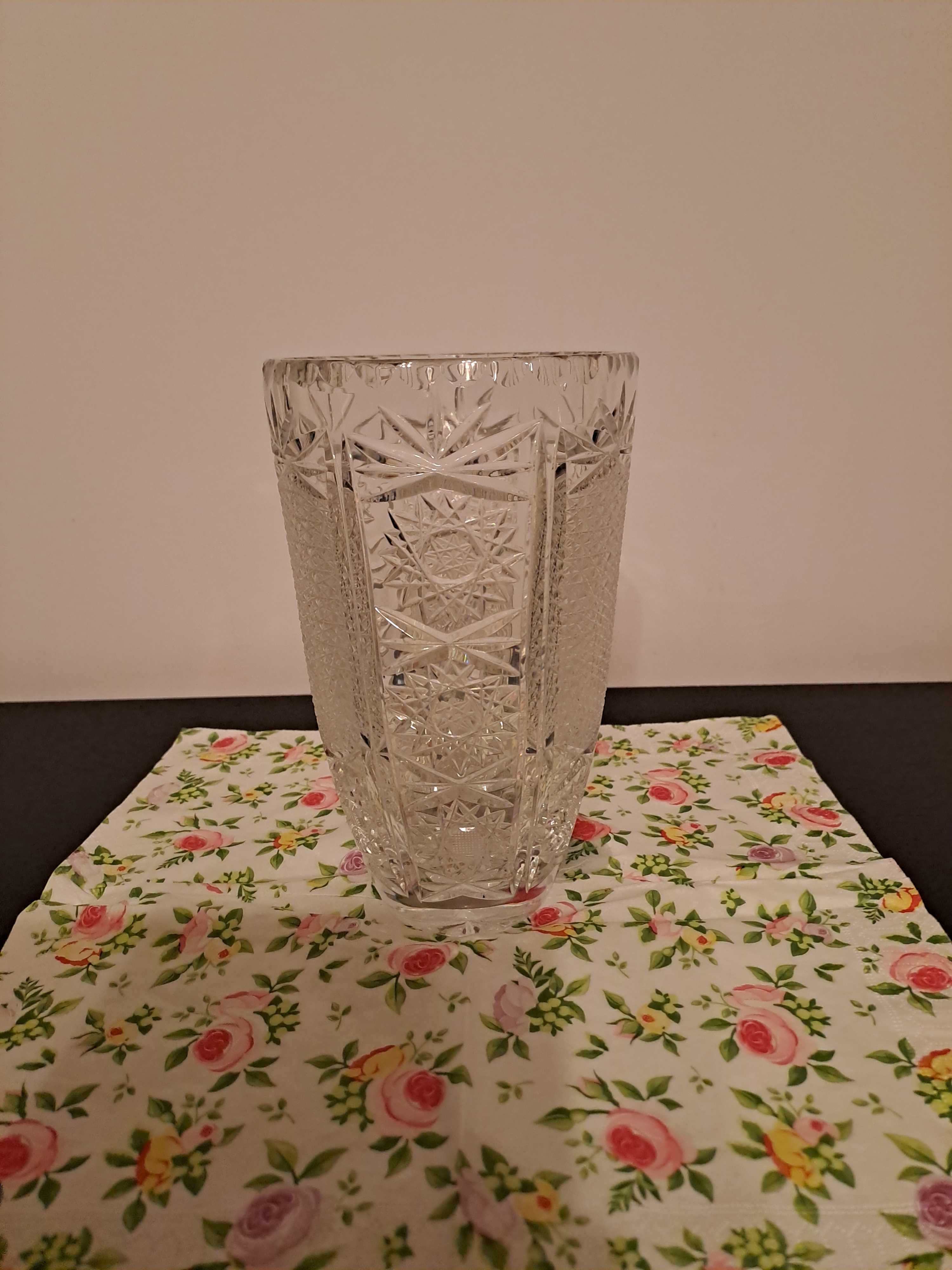 Kultowy wazon PRL - kryształ, zgrabny, elegancki, na średni bukiet