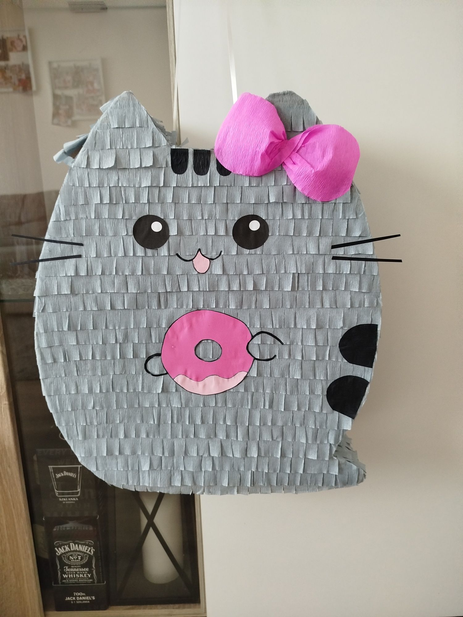 Duża piniata kot pusheen z pączkiem