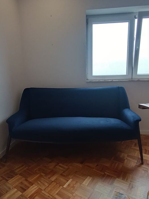 Sofá 3 lugares azul escuro com pés em agulha