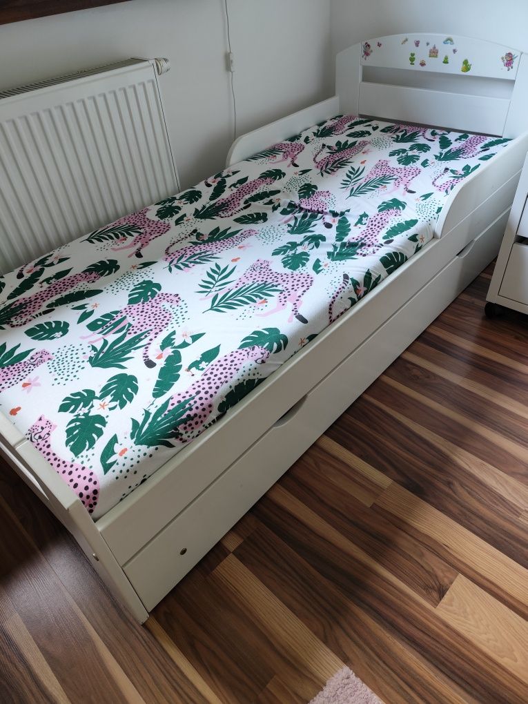 Łóżko drewniane z materacem