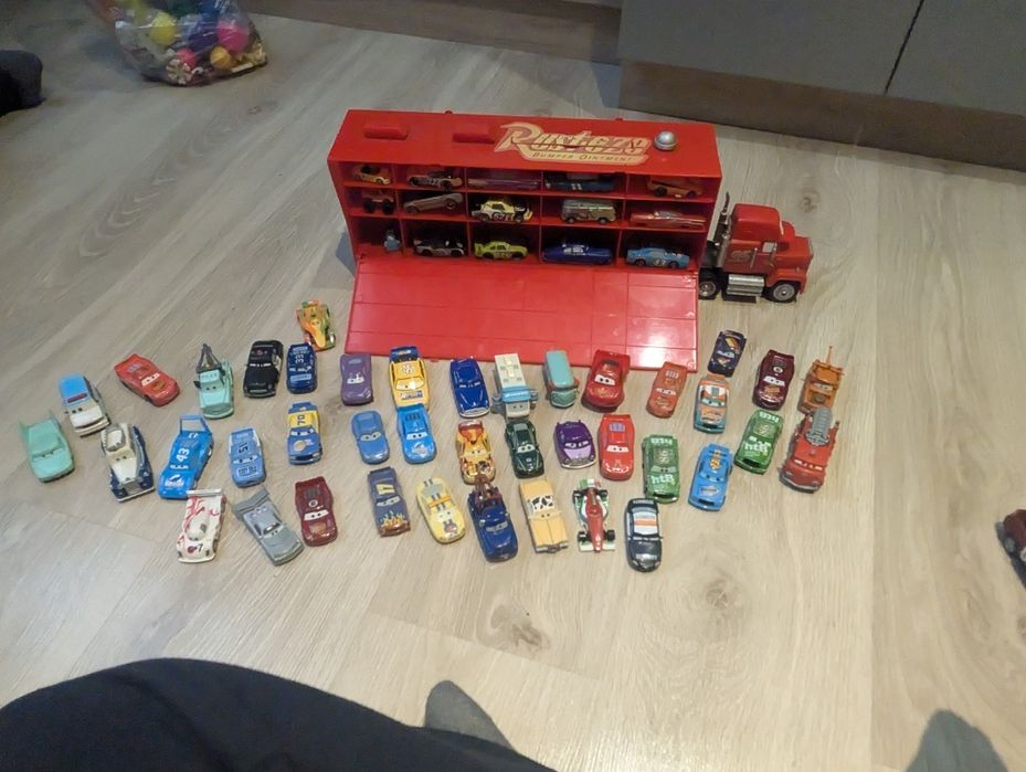 Ciężarówka zygzak McQueen z autkami