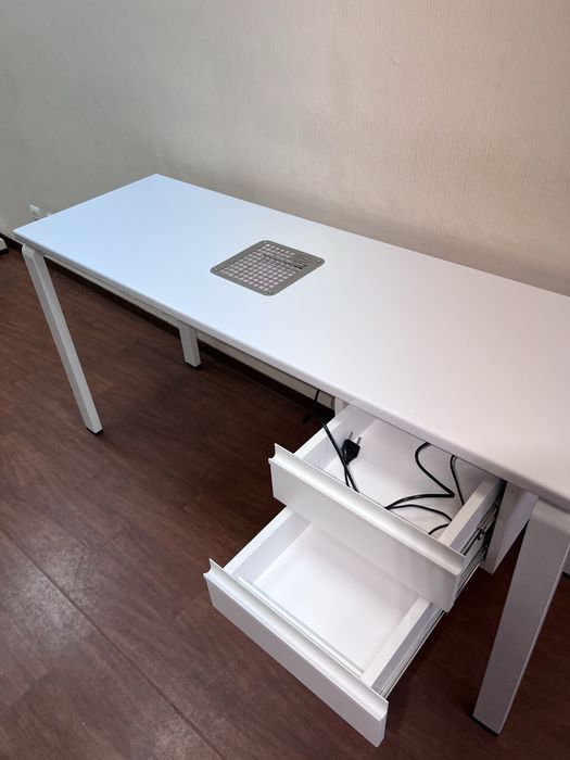 Стол манікюрний із місцем для вбудованоі витяжкки