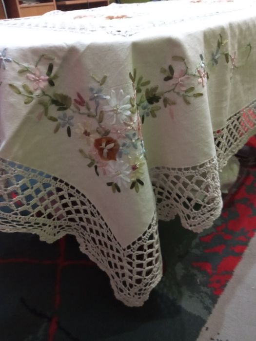 Obrus poliestrowy haftowany o wymiarach 130/170 cm