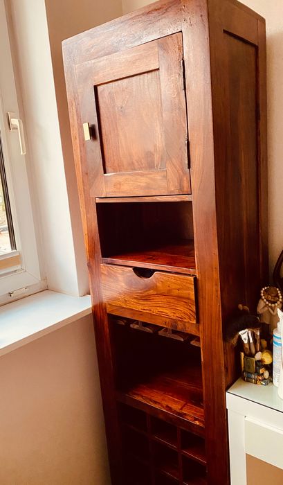 Wysoki, drewniany regał- barek na wino i nie tylko