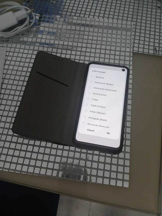 Smartfon Samsung S10e - zadbany, w komplecie nowe etui i szkło