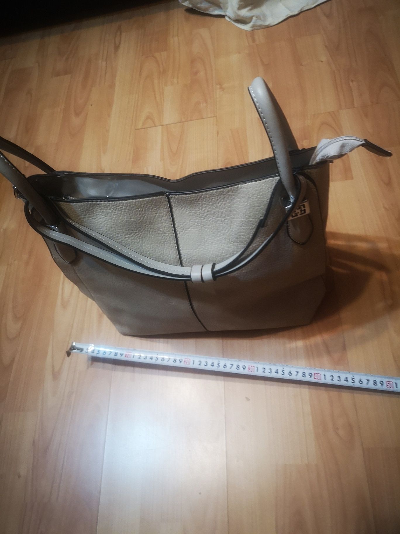 Torebka stan bardzo dobry bez ozdób i napisów. Na długi i krótki pase