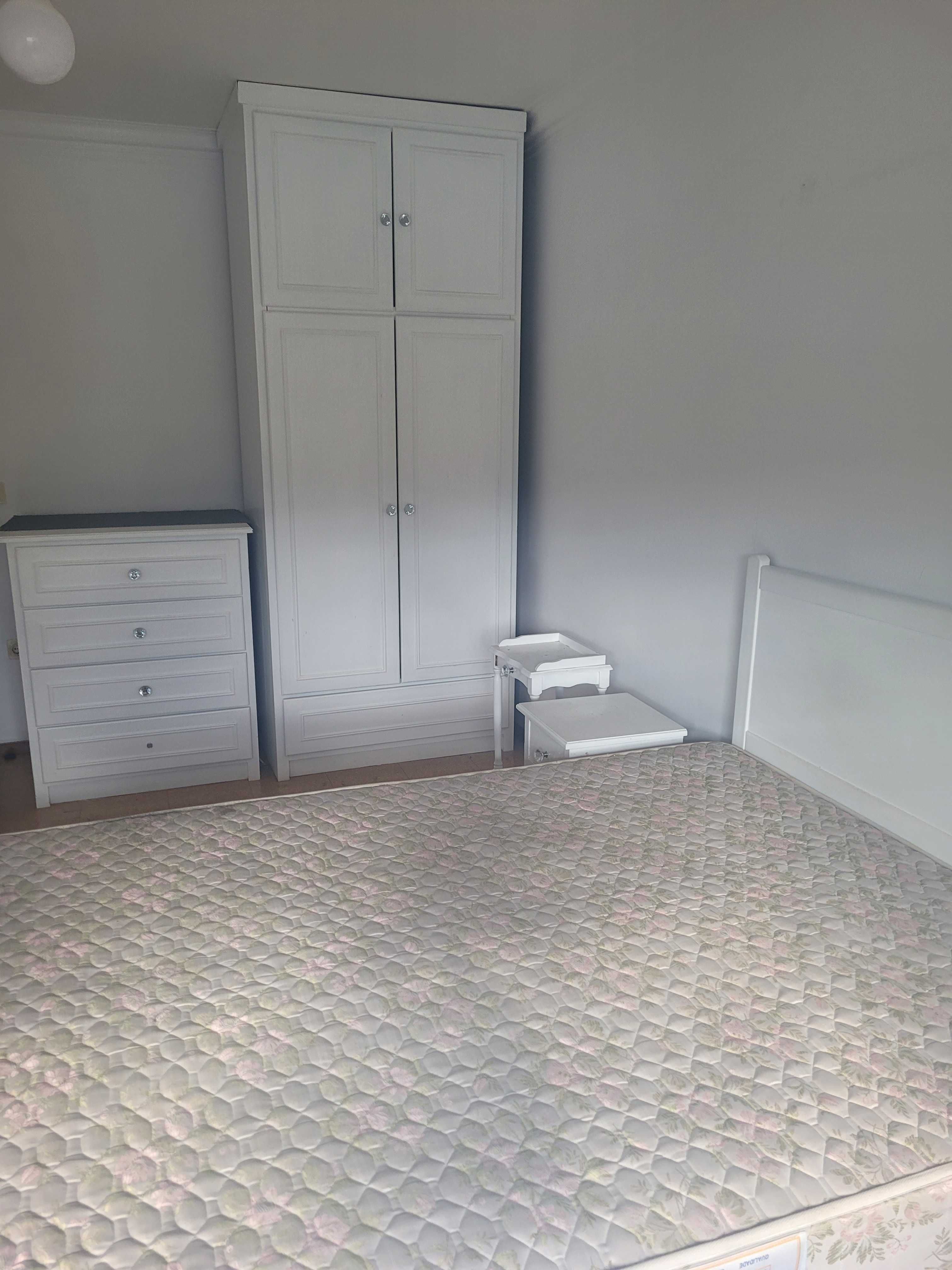 Mobilia de quarto e cama de casal