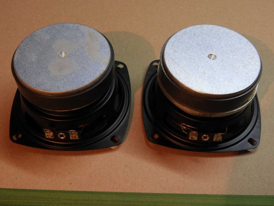 Głośniki basowe 10,5 cm średnicy.