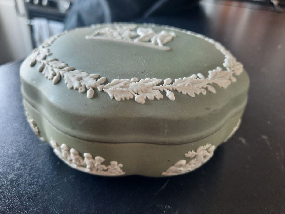 Oliwkowe khaki biskwit puzderko pojemniczek szkatułka Wedgwood anioły