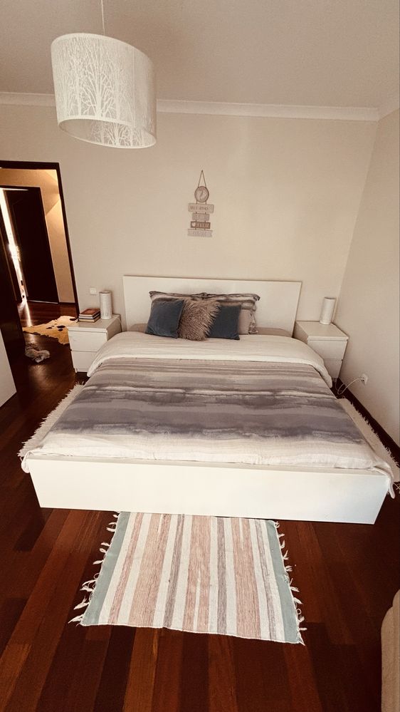 Conjunto cama casal com colchão + 2 mesas de cabeceira