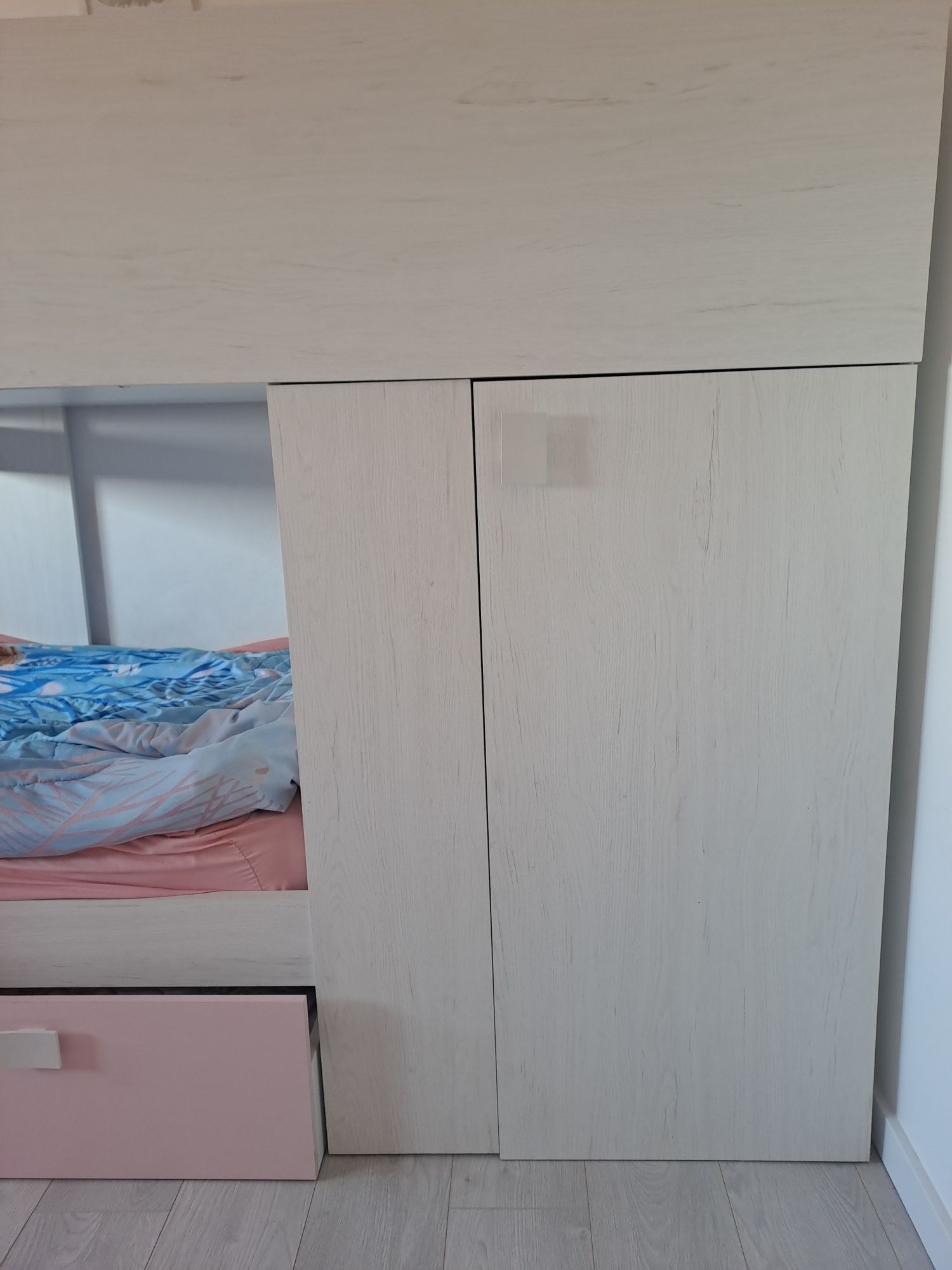 Beliche duplo + 2 gavetas + roupeiro