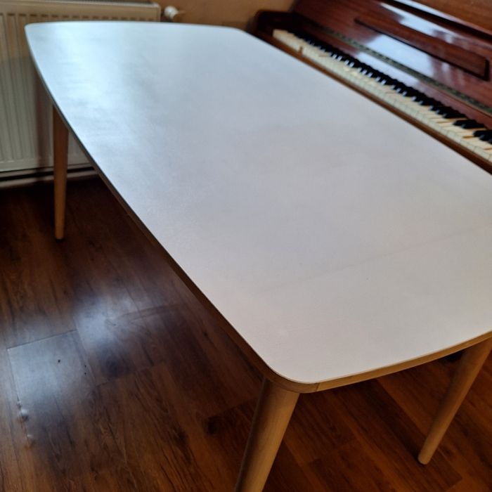 Stół z białym blatem zaokrąglone rogi stołu