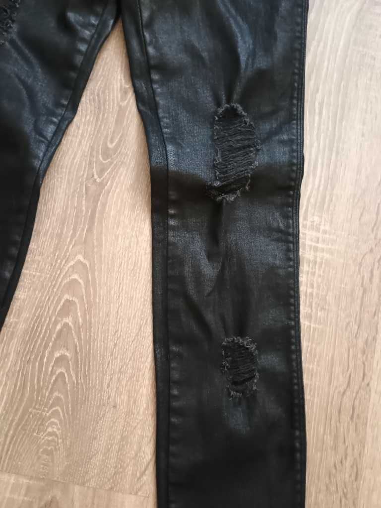 Guess piękne woskowane spodnie z dziurami czarne