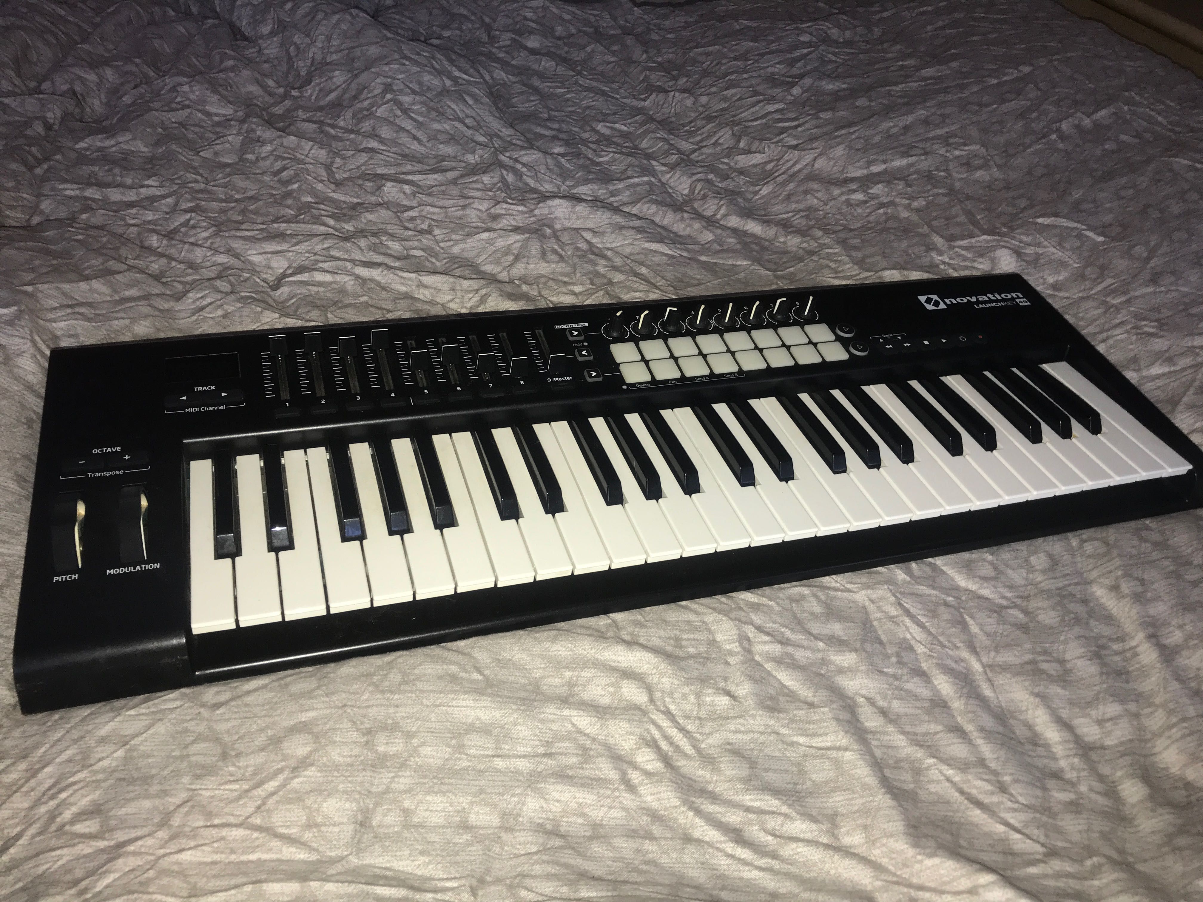 MIDI клавіатура Launchkey 49 MK2