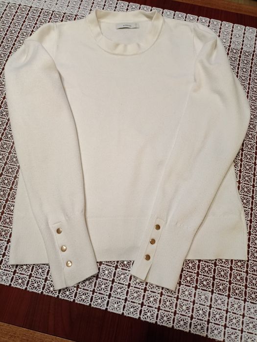 Pół golf w kolorze ecru.