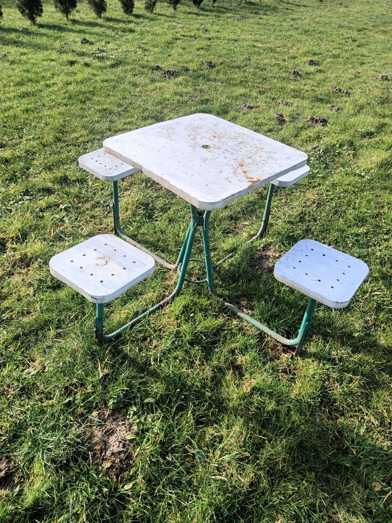 Metalowy stolik z krzesłami czasy PRL