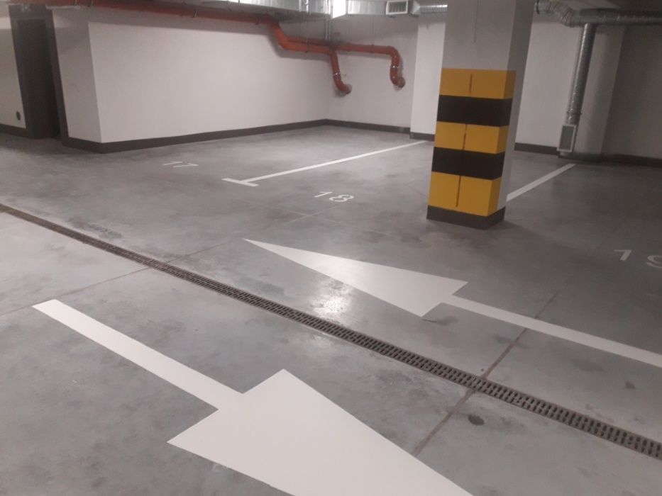 Malowanie oznakowania poziomego miejsc, kopert, linii, pasów.