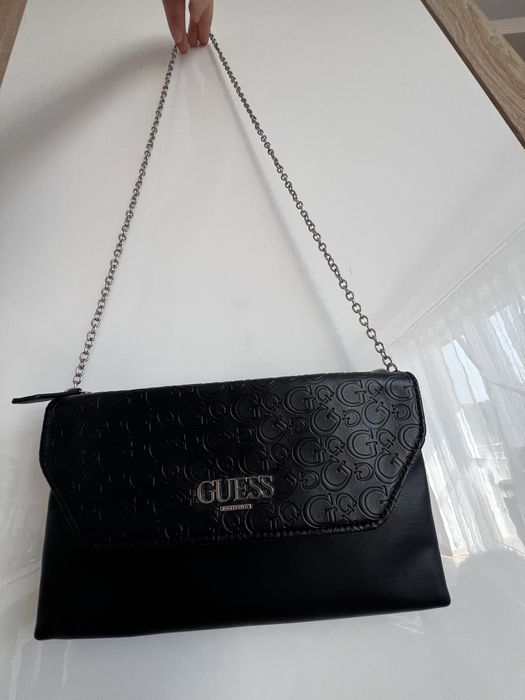 Torba torebka GUESS czarna kopertówka mala na łańcuszku ładna