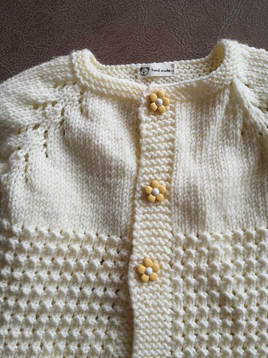 Casaco de bebé em tricô feito à mão