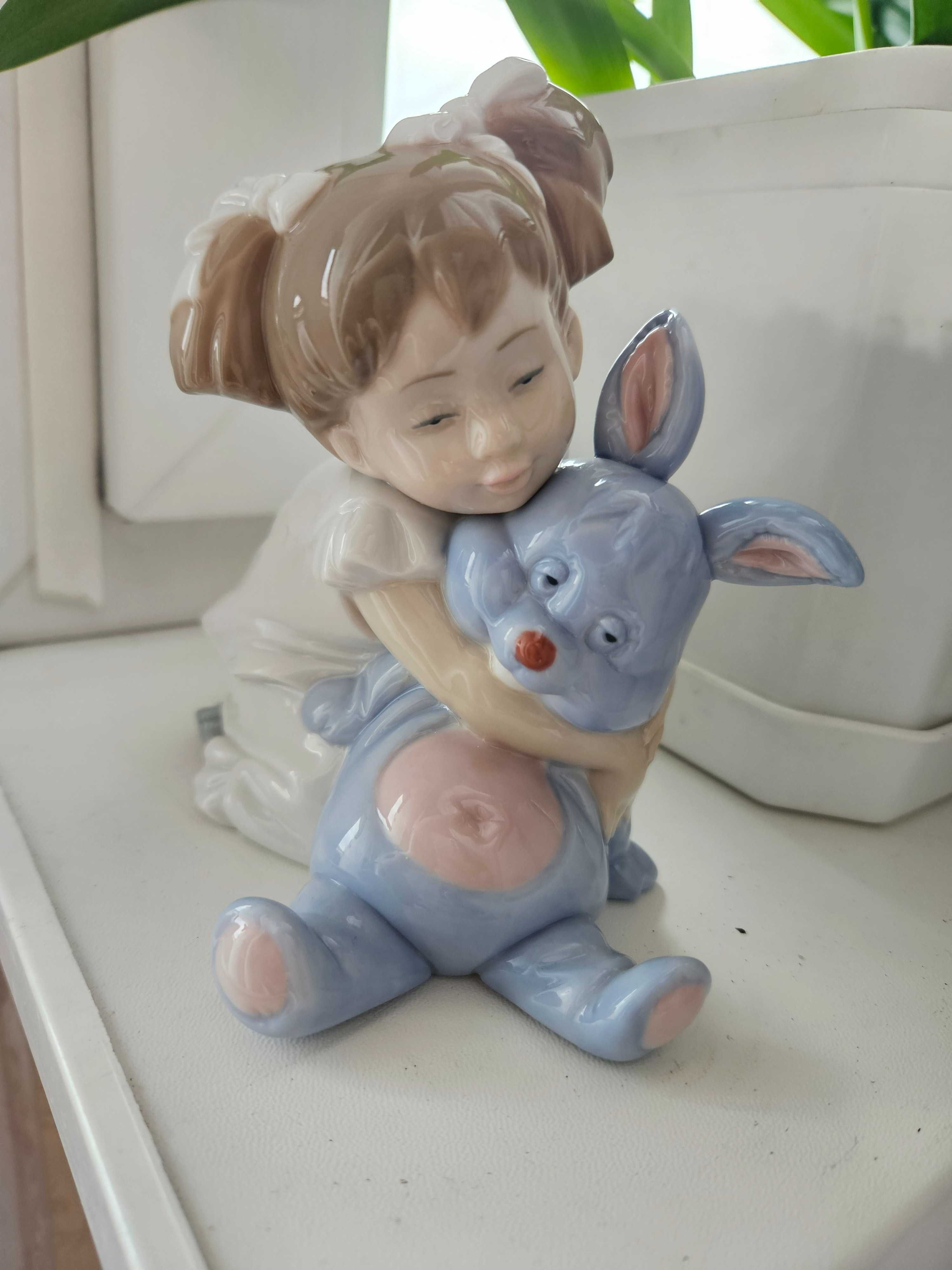 Figurka Lladro dziewczyna z zającem "Kocham cię tak bardzo"
